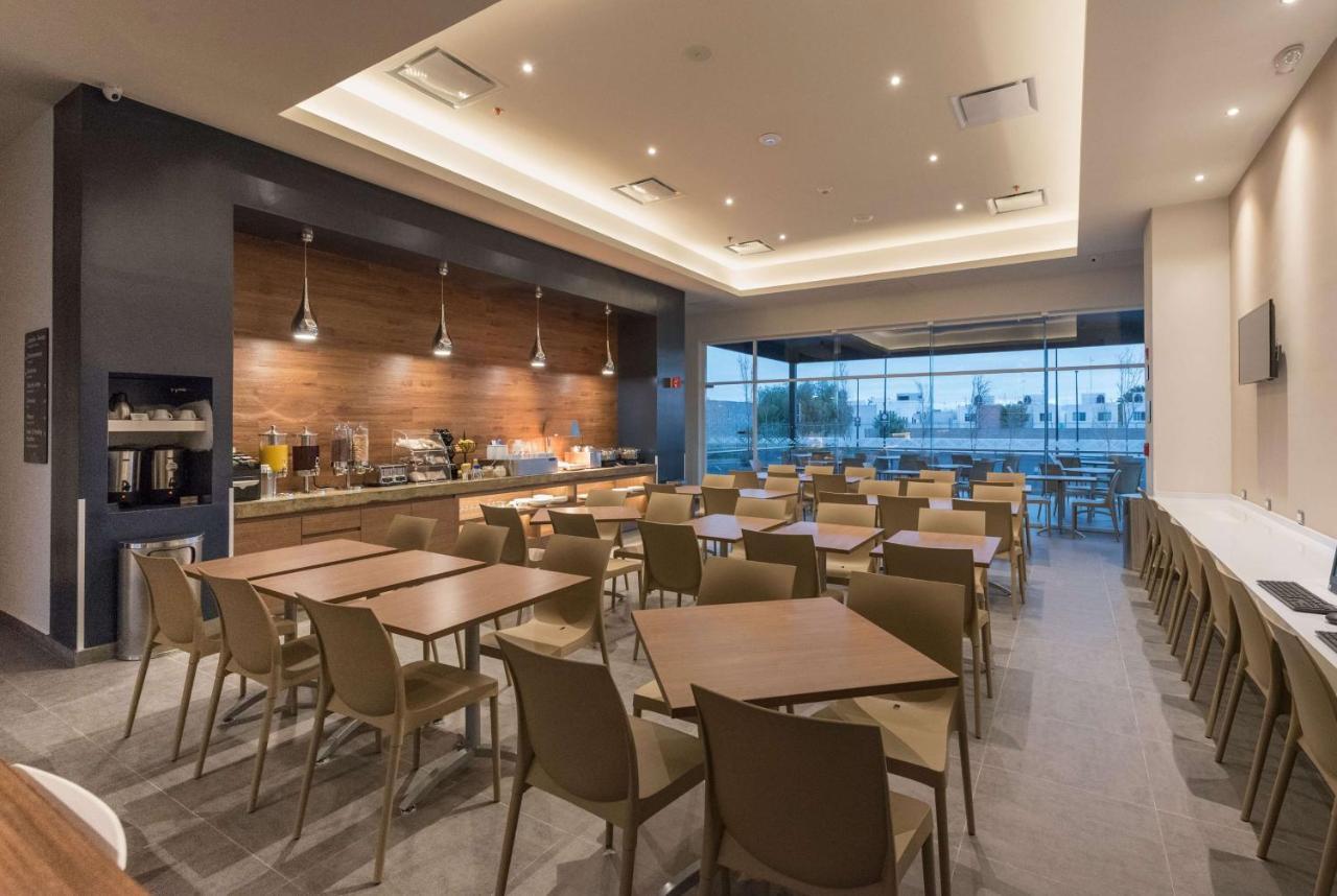 Microtel Inn & Suites By Wyndham Guadalajara Sur Palomar Exteriör bild